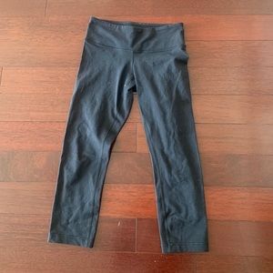 Black Lululemon Capri leggings